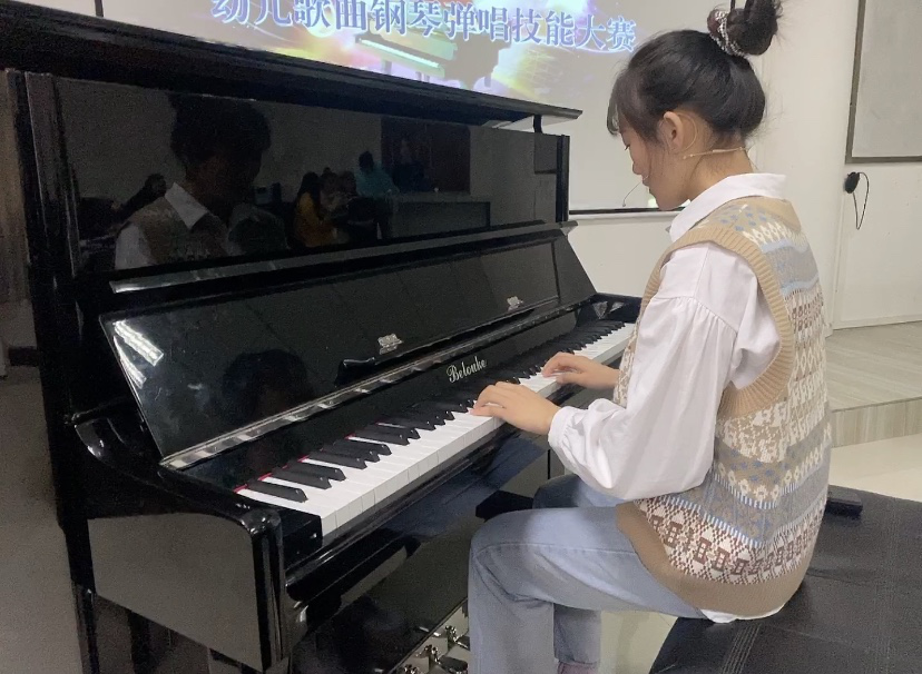 黑白琴键奏响美妙旋律·2020年第二届幼儿歌曲钢琴弹唱技能大赛隆重举行(图8)