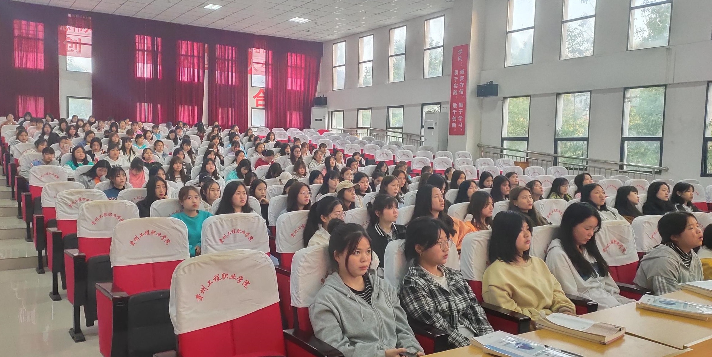 经济与管理学院组织召开女生大会(图3)