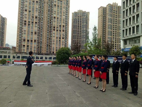 中国国际航空王思洋乘务长等人对我校进行教学评估并做指导(图4)